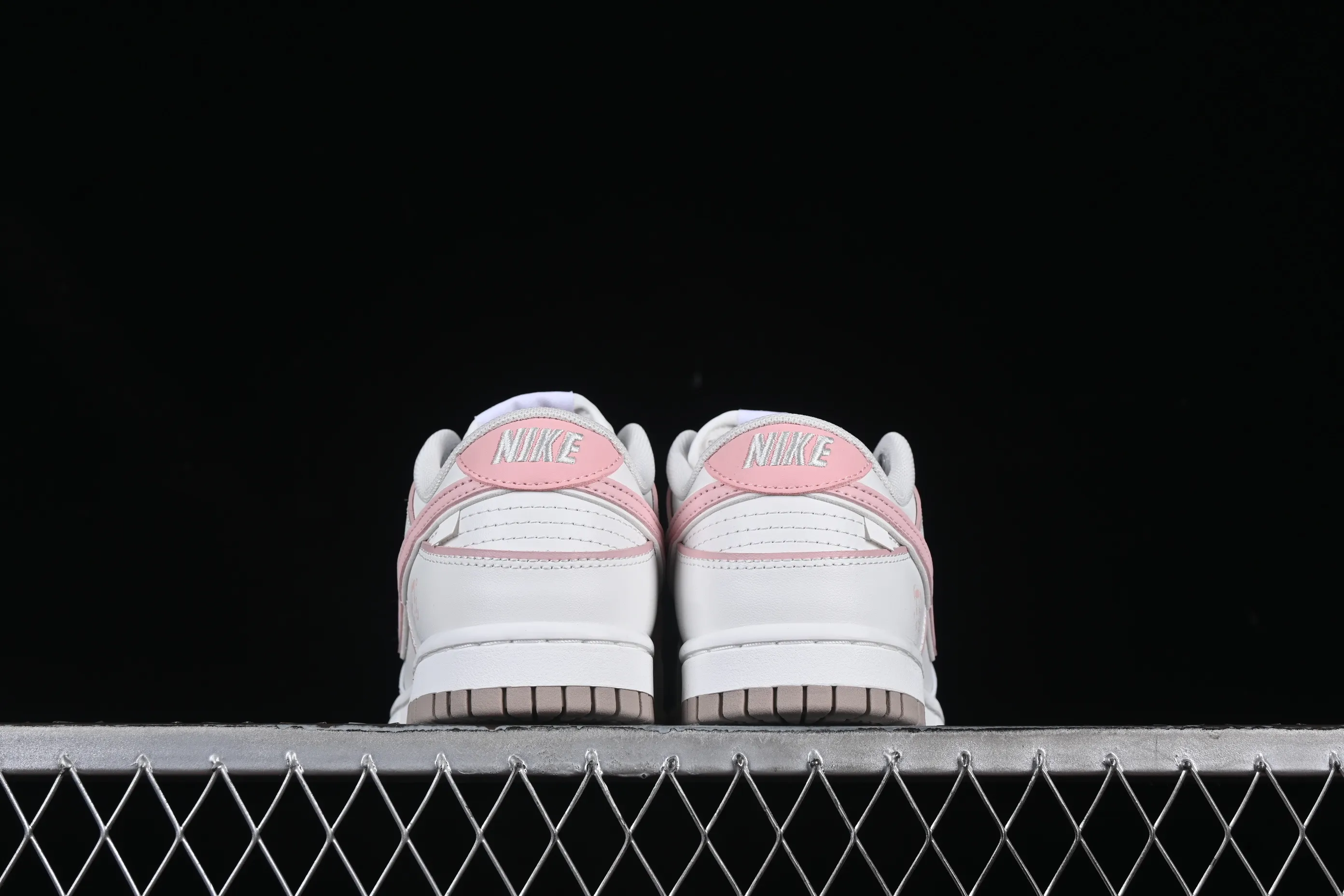 All Categories Nk SB Dunk Series Nk SB Dunk Low Low-top sneakers Nike SB Dunk Low White and pink color Anniversary high-end customization Low-top casual sneakers WP0212-013